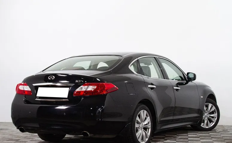 Infiniti M
