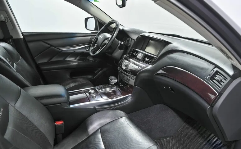 Infiniti M