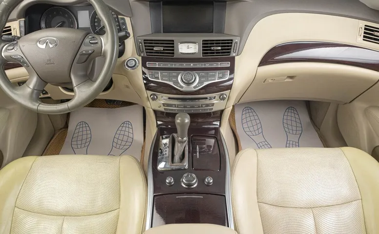 Infiniti M