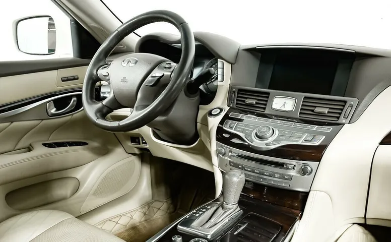 Infiniti M