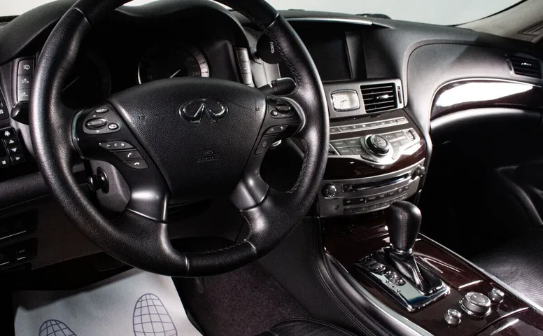 Infiniti M