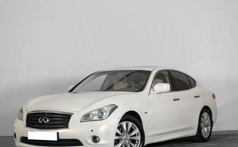 Infiniti M