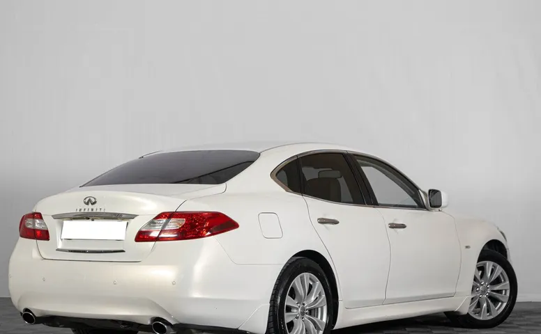Infiniti M