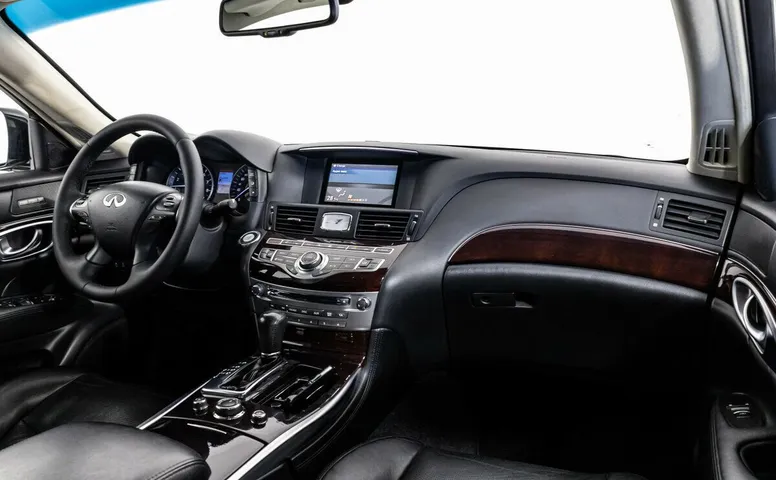 Infiniti M
