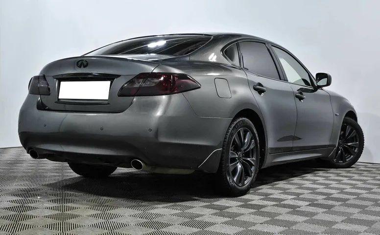 Infiniti M