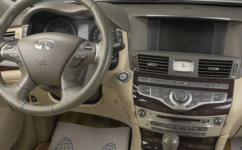 Infiniti M