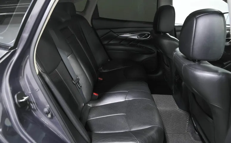 Infiniti M