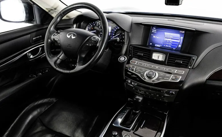 Infiniti M