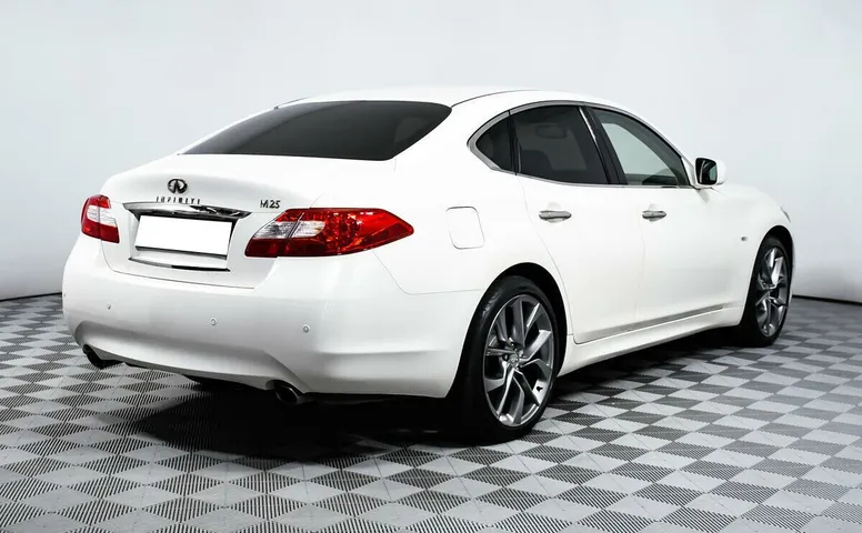 Infiniti M