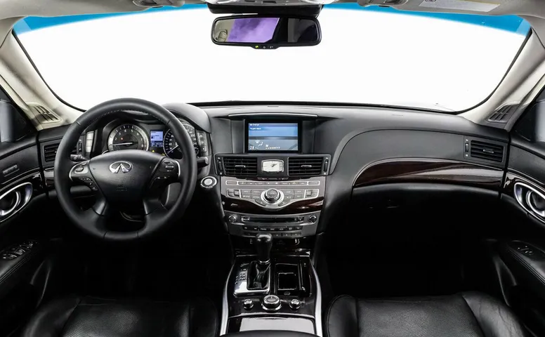 Infiniti M