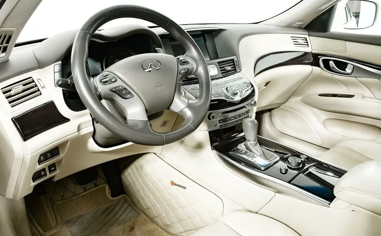 Infiniti M