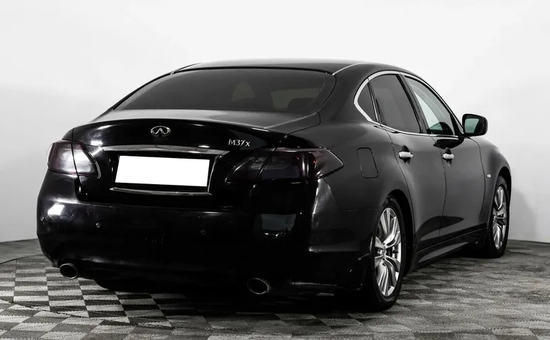 Infiniti M