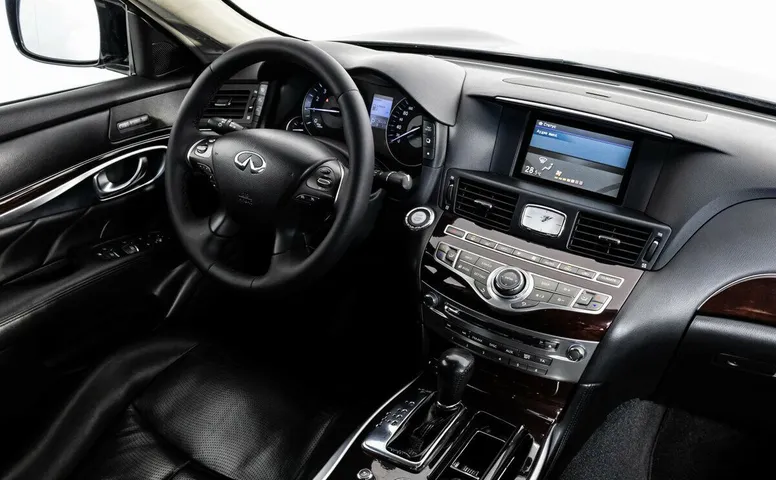 Infiniti M