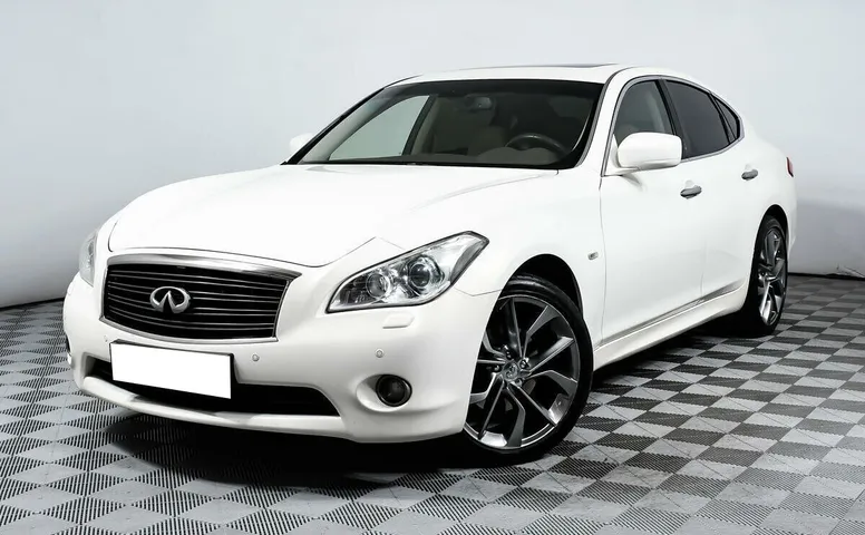 Infiniti M