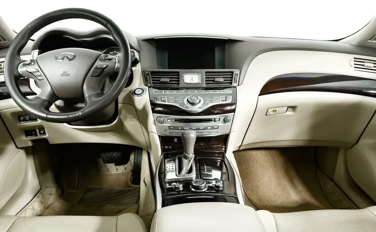 Infiniti M