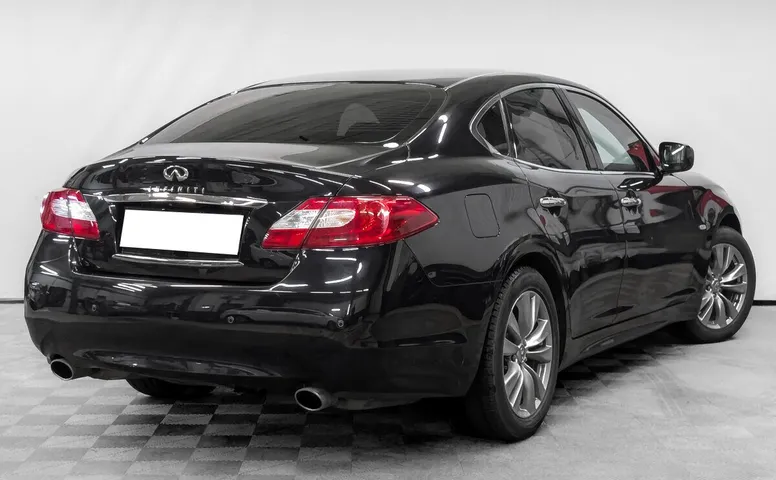 Infiniti M