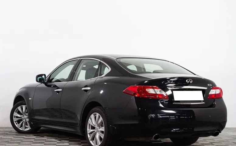 Infiniti M