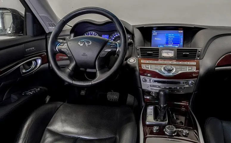 Infiniti M