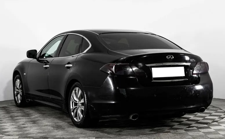 Infiniti M