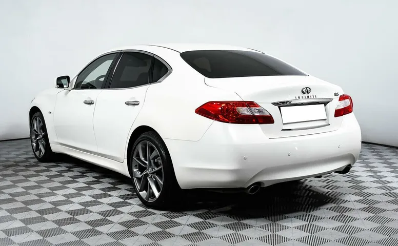 Infiniti M